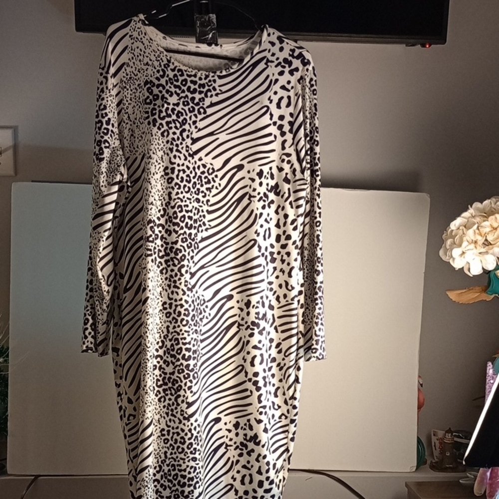 Plus Size Stylish Black and White Animal Print Dress With Long Sleeves, Size 2X